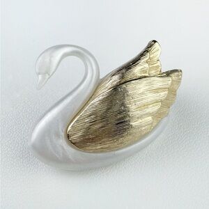1980s Vintage Brooch Avon Graceful Swan 🦢 Elegant Chic Minimal
